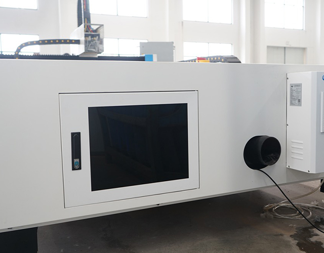 2000W Nouvelle machine à découper au laser CNC pour le traitement de l'équipement médical et de beauté
